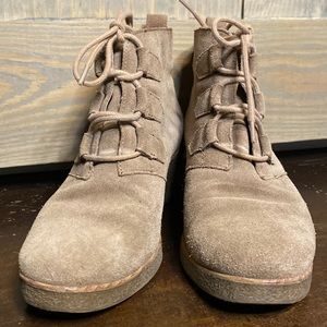 Tan lucky brand wedge suede shoes size 6